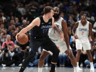 从4700万顶薪到300万底薪！NBA退步最快球星，你英雄无用武之地了