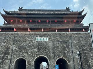凤阳文旅局回应鼓楼瓦片脱落：鼓楼楼宇系仿古建筑，动工时已履行报批手续