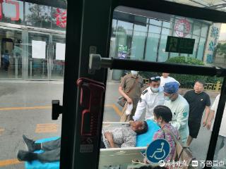 乘客晕倒，济南公交车变身救护车直奔医院