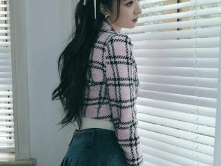 王楚然尝试夏日小香风造型，女团味道十足，头饰是点睛之笔