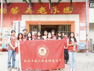 从智慧课堂到暖心劳动 养老院来了一群研究生
