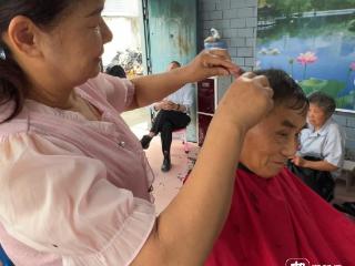 我来社区串个门｜蹲来的新闻：村口理发店有人充值2万请老人免费理发