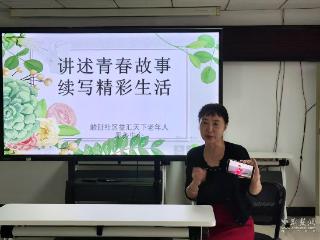 忆青春岁月！社区老人巧手制花共度温馨时光