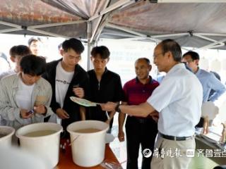 枣庄职业学院图书馆举办“以漆为笔 以水作画”非遗漆扇手作活动