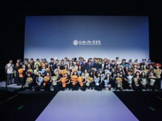 福州外语外贸学院新锐设计师携“重塑·闽澜”主题系列作品亮相中国国际大学生时装周