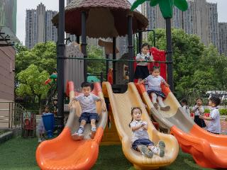 迎“六一” 老年摄影团为双胞胎记录快乐童年