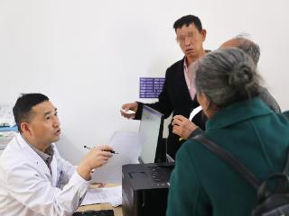 “能让乡亲们看病少跑路少花钱，值了！”