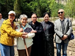 斯琴高娃现身中国最美山庄星光林，以绿意书写艺术情怀