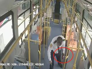 362元卖樱桃钱失而复得 七旬老人次日捧鲜果致谢青岛公交人