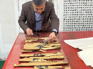 周志杨：修复破损古字画的“神医”