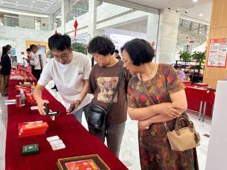 灌云农商银行举行“爱在520，黄金永传情”贵金属品鉴会
