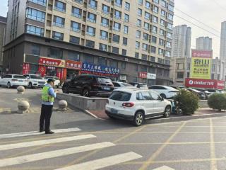 劝导+执法！菏泽交警直属一大队持续开展违停整治乱象
