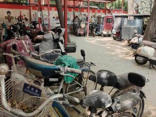 小8跑街）电动自行车棚建设之争：便民需求与公共空间的博弈（图 马群 杨平）