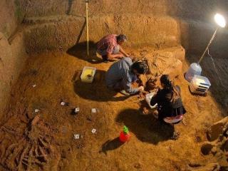 秦始皇用活人烧制兵马俑？一尊兵马俑裂开后，工作人员：太智慧了