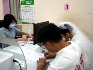 八步区“520”婚姻登记火热 跨省领证省心更暖心
