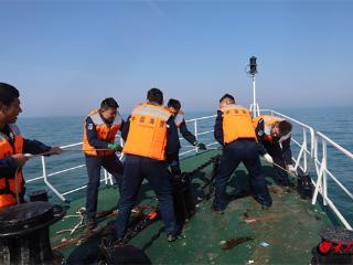 潍坊海警局：昼夜巡航护碧海 清网护渔守生态