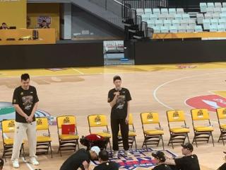 广厦夺冠见面会！多人讲话，孙铭徽圈粉，举冠军鼎+FMVP奖杯合影
