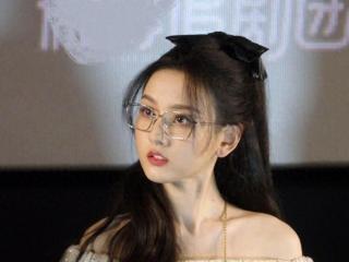 宋祖儿新剧《折腰》剧宣，打扮清凉气质超好，跪地拍照引发争议