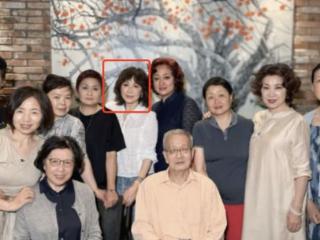 59岁刘嘉玲与同学合影惊现"两代人"：她活成了豪门本身