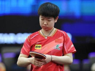 吓出一身冷汗，世乒赛工作人员碰孙颖莎餐盘，莎莎的反应好警觉