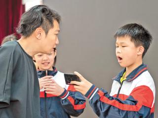 在无声的世界里放声歌唱（暖心故事）