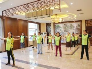 开启健康减重新方式丨德州市第七人民医院减重训练营柔力球开练
