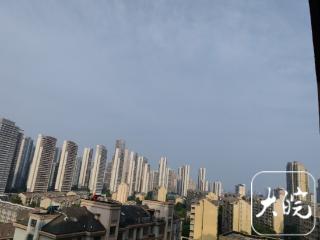 安徽西南部有大暴雨，北部维持高温