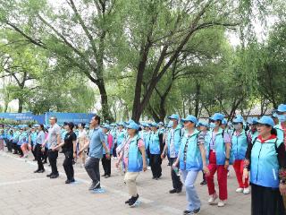 600余名海淀区退休人员圆明园内“健步行”