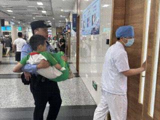 民警抱起晕倒男孩：“不怕，到医院了！”