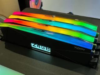 万物皆可屏！全何展出全球首款带LCD屏DDR5内存
