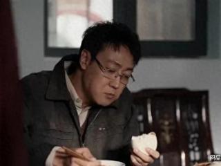 《护宝寻踪》辛柏青又给内娱上强度了，一场死后劫生吃饭的戏绝了