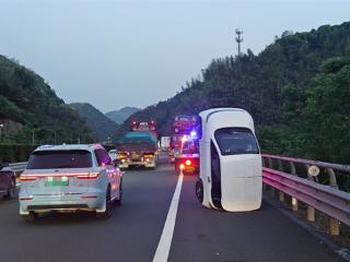 高速惊现站立的小汽车：车身90度直立稳如雕塑