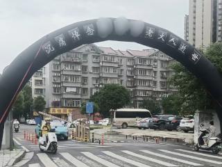 小区门口摆黑色“悼念老人逝世”拱形门引争议，社区：系当地习俗，一般放三天会拆掉