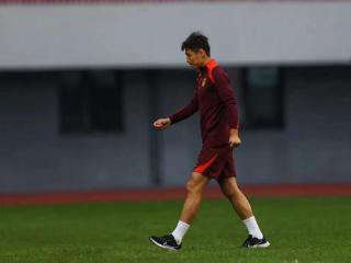 跟队记者：武磊膝盖伤情最近反复严重，日常训练需队医单独陪同