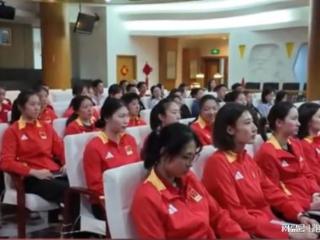中国女排最新消息！赖亚文龚翔宇合照曝光，杨昊给全队开讲座