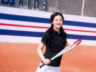 50岁梅婷减肥后大回春，穿短袖+短裙嫩得认不出，自律女人最美丽