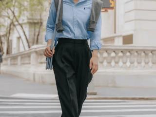 郭晶晶带火了老钱风穿搭：衬衫+阔腿裤，不愧是嫁入豪门的女人