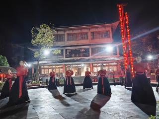 “奔跑吧·少年”软式棒垒球嘉年华邂逅边屯古镇 文旅体融合点亮周末夜