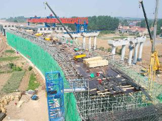 组图：山东董梁高速公路沈新段工程建设正酣
