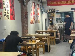 一家店面，两班人马：上海社区里的“拼店”生存术