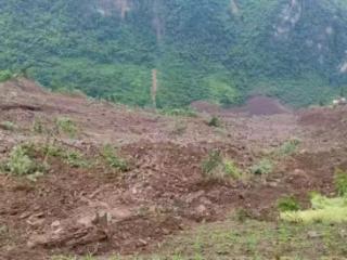 贵州大方果瓦乡山体滑坡致十余人被困，村民称事发地地势崎岖