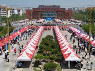 济宁学院举办2025年毕业生校园双选会，现场提供万余岗