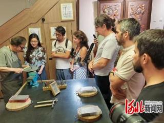 巴西友人一行探访郭海博铁板浮雕工作室