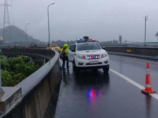 台州：72秒调度 雨中高速上演暖心救援