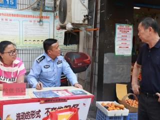 派出所办公桌支在小区里，大伙儿赞不绝口！