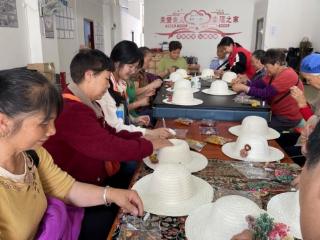 锦屏县：帽上生花传雅趣 银龄共绘好时光