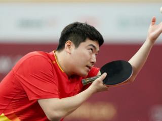 梁靖崑4-2胜世界排名第139位选手，晋级男单八强，仰天长呼一口气