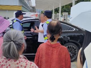 广西南宁一幼童被陌生男子抱进车内 属地派出所回应：系误会