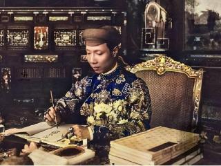 溥仪晚年参观故宫，在龙椅底下，找到童年藏的“宝贝”，让人唏嘘