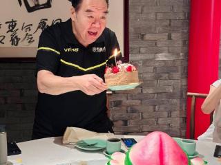 多次被传死亡后郑则仕庆74岁生日！妻子模样冻龄，60岁邵美琪现身